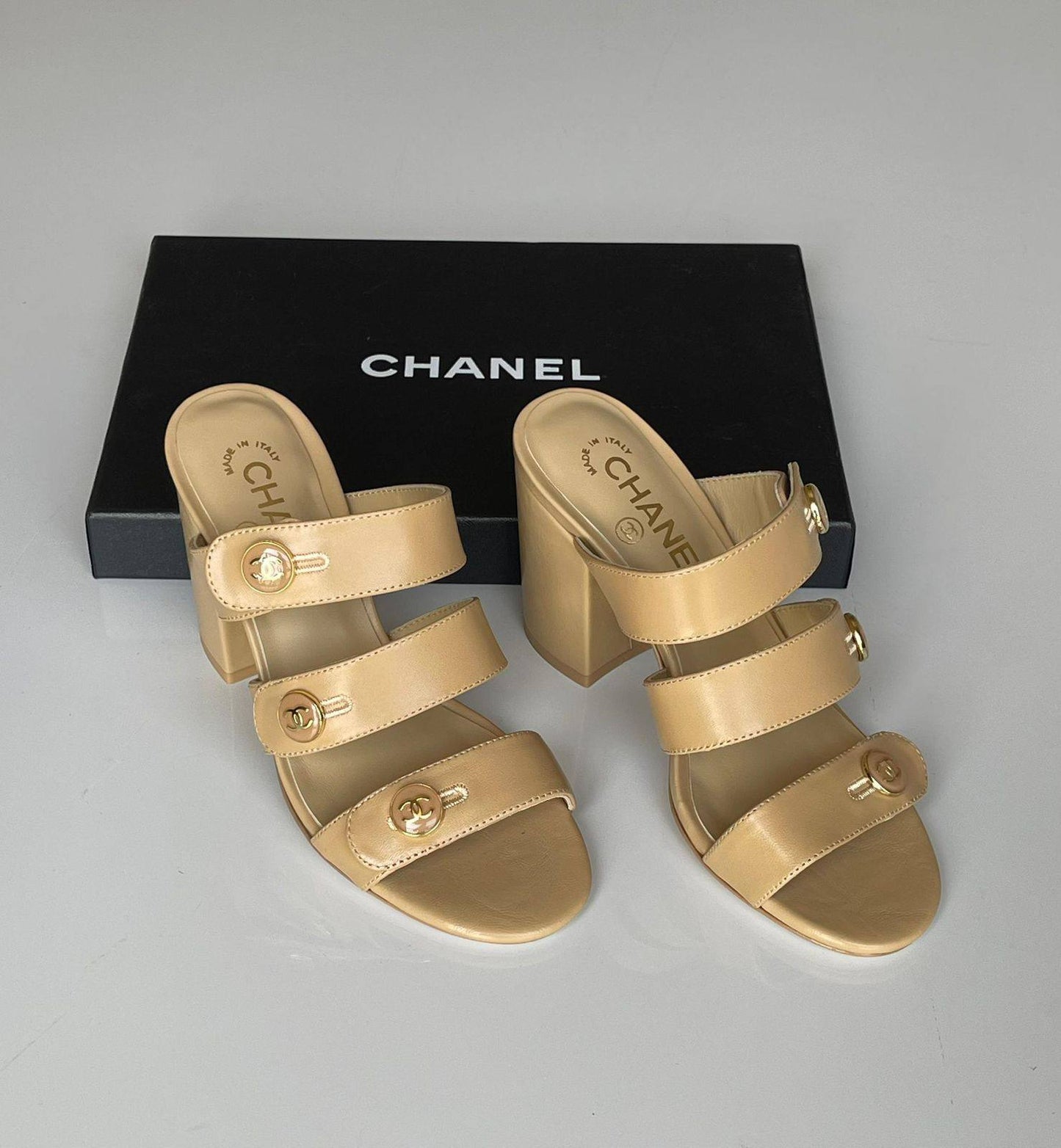 CHANEL 
SuperMaster Quality 💯
450 dhs❣️
Size: 36-41💥

Zain171
♥️♥️♥️
