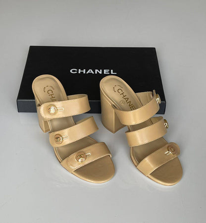 CHANEL 
SuperMaster Quality 💯
450 dhs❣️
Size: 36-41💥

Zain171
♥️♥️♥️