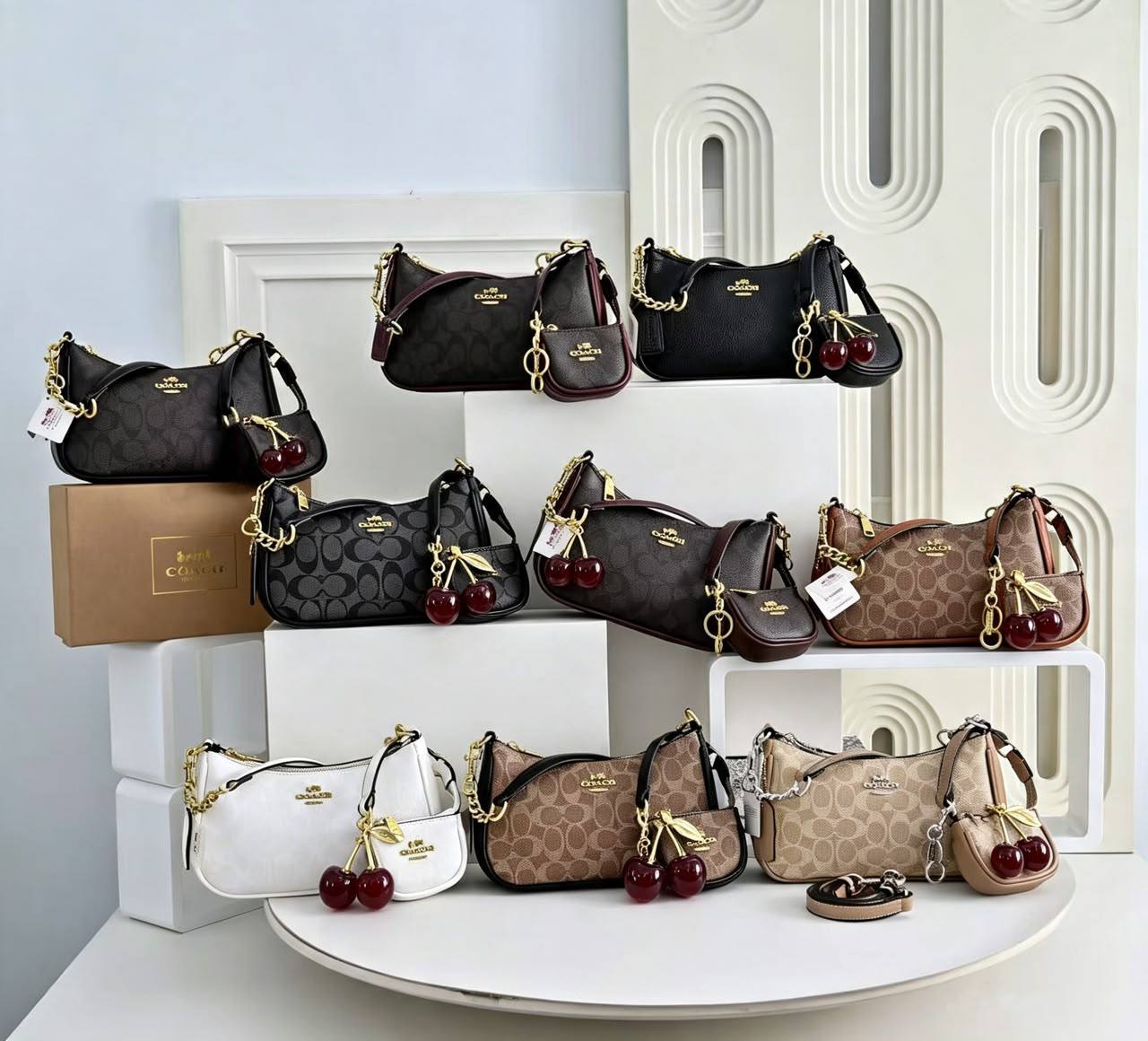 Coach
110 dhs🇦🇪🇦🇪
with box
size 24×7×14cm
with small bag and cherry

Zain42
♥️♥️♥️