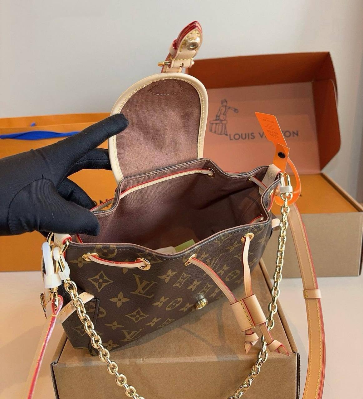 LV
GOOD QUALITY WITH BOX 
120 dhs💓

Zain17
♥️♥️♥️