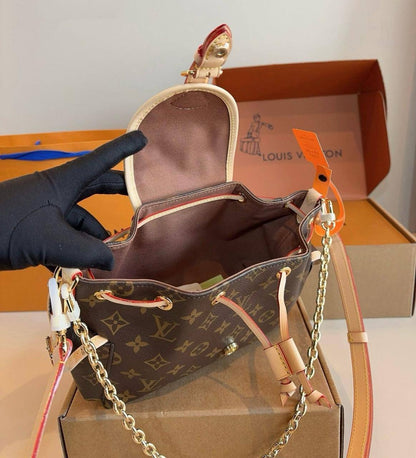 LV
GOOD QUALITY WITH BOX 
120 dhs💓

Zain17
♥️♥️♥️
