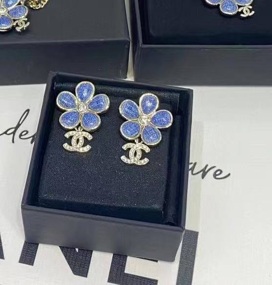 CHANEL ❤️‍🔥*
Necklace 🦋
Earring🍁
Master quality 💯
With normal boxes 📦 
210 dhs❣️
With master box 🗃️ 
240 dhs❣️

Zain216
♥️♥️♥️