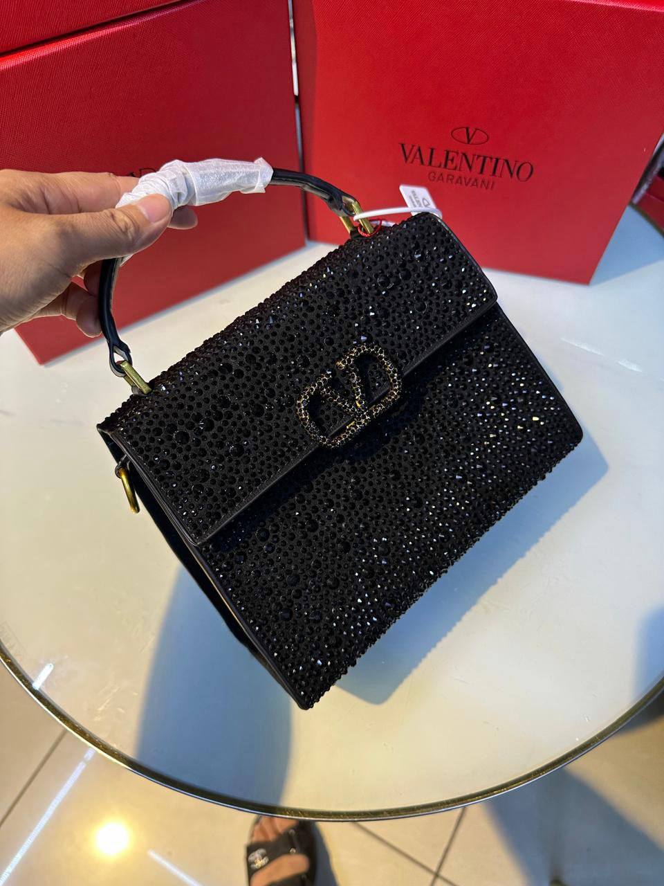 VALENTINO 

100 dhs✅

with box
🎁🎁🎁

Zain90
♥️♥️♥️