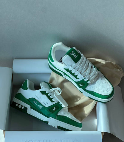 LOUIS VUITTON 
SUPER MASTER 
40-46
600 dhs🪙🖤

Zain43
♥️♥️♥️