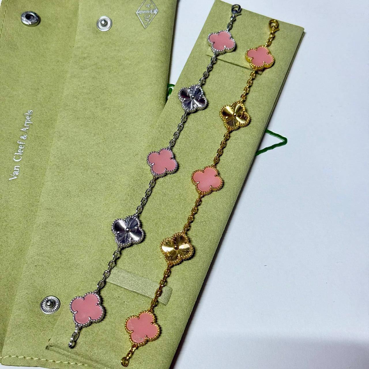 VCA ❤️‍🔥*
Bracelet 🐦‍🔥
Super master quality 💯
With normal boxes 📦 
65 dhs🪙🌨️
With master box 🗃️ 
105 dhs🪙🌨️

Zain216
♥️♥️♥️