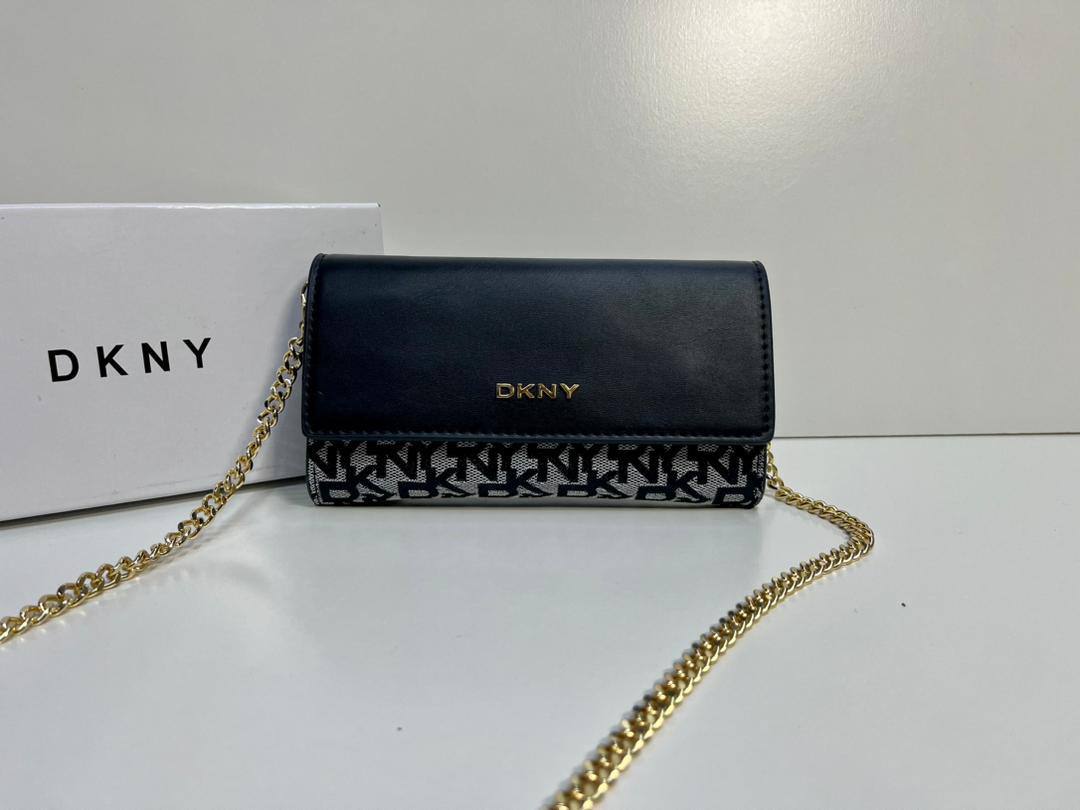 Coach - CH - DKNY
85 dhs❣️
with box
🎁🎁🎁

size 19×5×11cm

Zain41
♥️♥️♥️