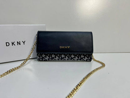 Coach - CH - DKNY
85 dhs❣️
with box
🎁🎁🎁

size 19×5×11cm

Zain41
♥️♥️♥️