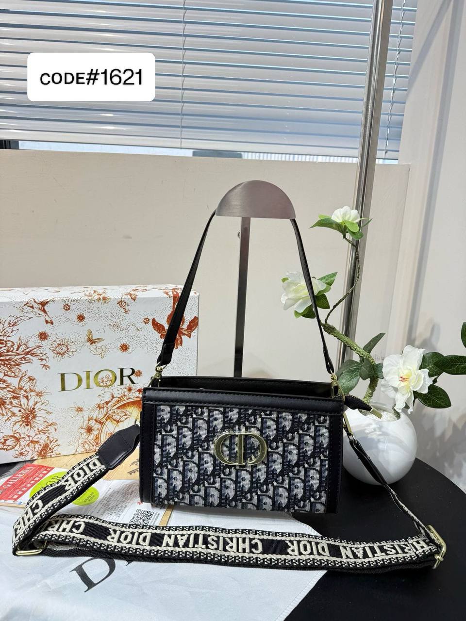 CHRISTIAN DIOR
sʜᴏᴜʟᴅᴇʀ / ᴄʀᴏssʙᴀɢ
ᴡɪᴛʜ ʟᴏɴɢ sᴛʀᴀᴘ
sɪᴢᴇ : 21 cm

65 dhs🪙🖤

Zain31
♥️♥️♥️