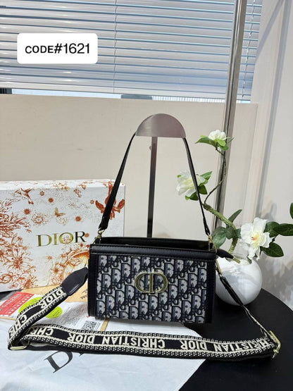 CHRISTIAN DIOR
sʜᴏᴜʟᴅᴇʀ / ᴄʀᴏssʙᴀɢ
ᴡɪᴛʜ ʟᴏɴɢ sᴛʀᴀᴘ
sɪᴢᴇ : 21 cm

65 dhs🪙🖤

Zain31
♥️♥️♥️