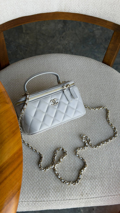 New collection ⚜️
CHANEL 💚
VIP quality 💎
Chanel Vanity with chain ✨
Size : 16 cm
For Price 👇 WhatsApp✅
0568585901 
0507557372
0552275751 Owner Zain 👌

Zain336
♥️♥️♥️