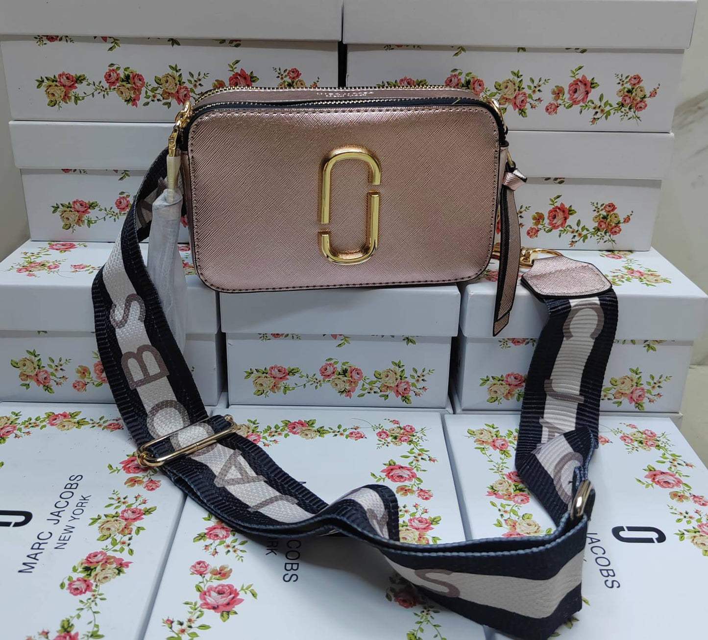 Marc Jacobs

withbox 
🎁🎁🎁

95 dhs💓

Zain143
♥️♥️♥️