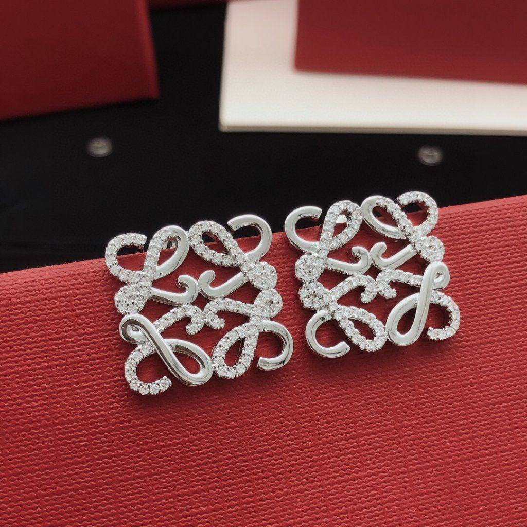 Loewe Earrings* 💕
Master quality 

45 AED normal box 📦

Zain48
♥️♥️♥️