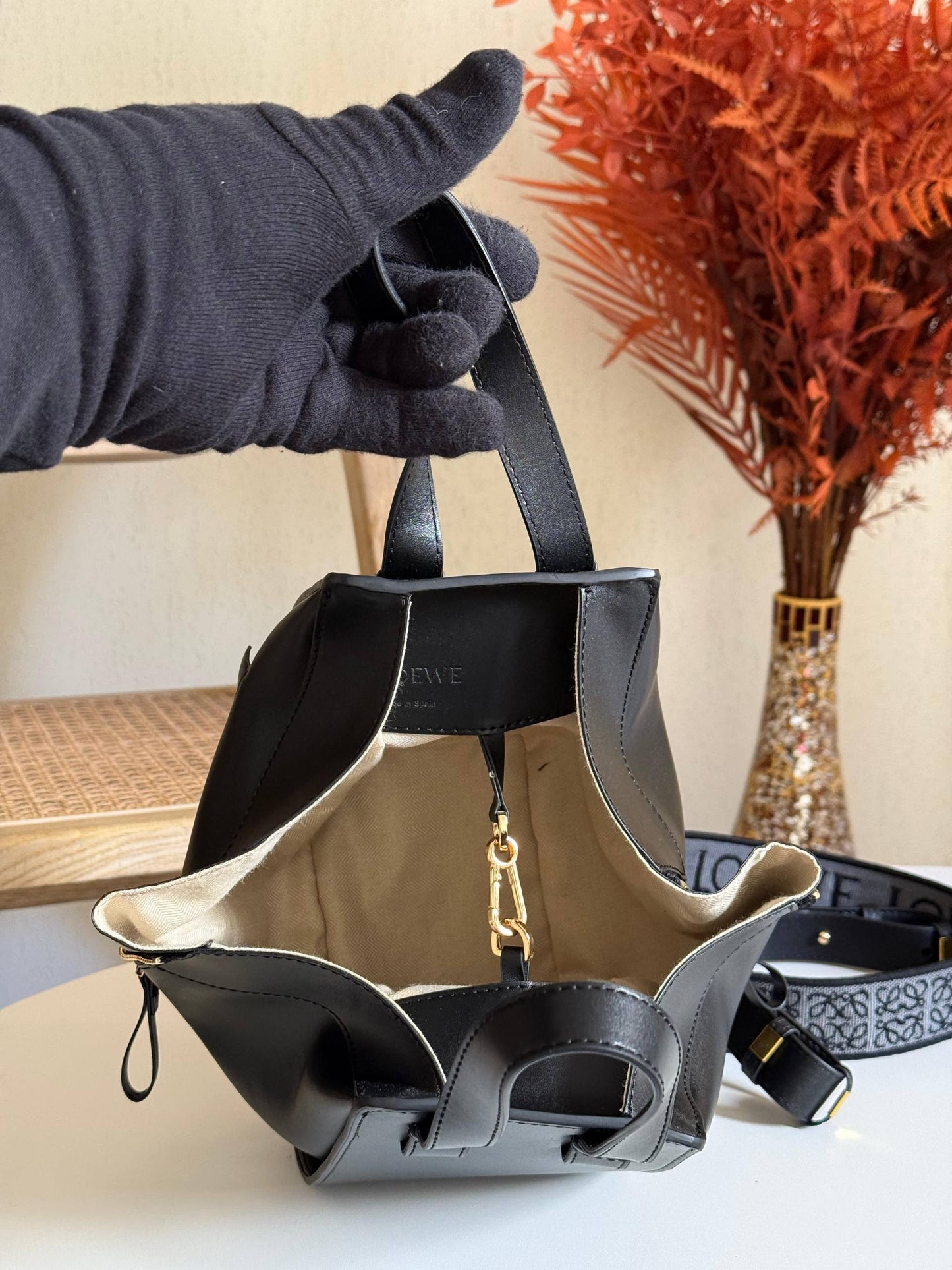 LOEWE
22cm
360 dhs❣️
Top quality 
With box🎁

Zain167
♥️♥️♥️