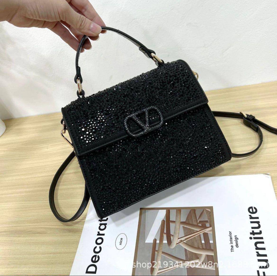 Valentino 
Good Quality 

With Box 
🎁🎁🎁

110 dhs❣️

Zain250
♥️♥️♥️