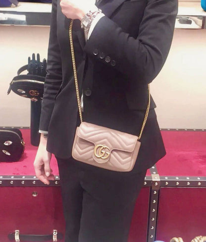 GUCCI MARMONT MINI SIZE 
GOOD QUALITY 

WITH BOX 
🎁🎁🎁

90 dhs🪙🖤

Zain39
♥️♥️♥️
