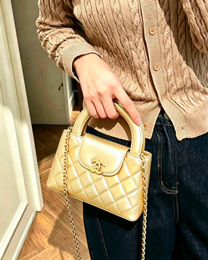 Chanel
100 dhs✅
Size：19cm
good quality with box

Zain35
♥️♥️♥️