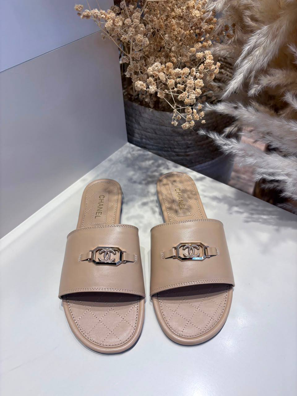 Chanel Slipper
75 dhs💓

Zain236
♥️♥️♥️