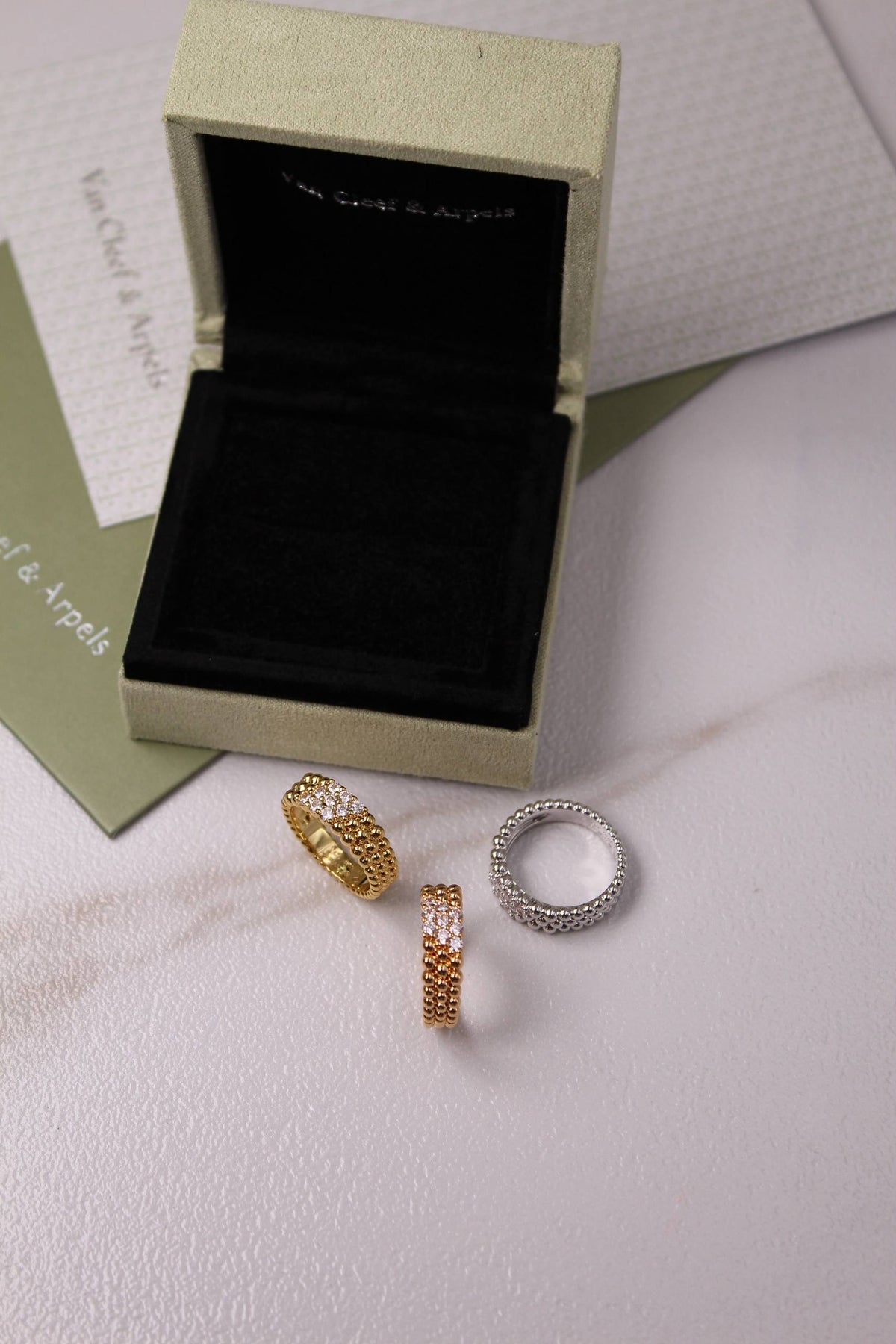 VanCleef & Arpels

Perlée diamonds ring, 3 rows
18K yellow gold, white & ChmpnGold with Stone

Super Master Quality 

For Price 👇 WhatsApp✅
0568585901 
0507557372
0552275751 Owner Zain 👌

Zain106
♥️♥️♥️