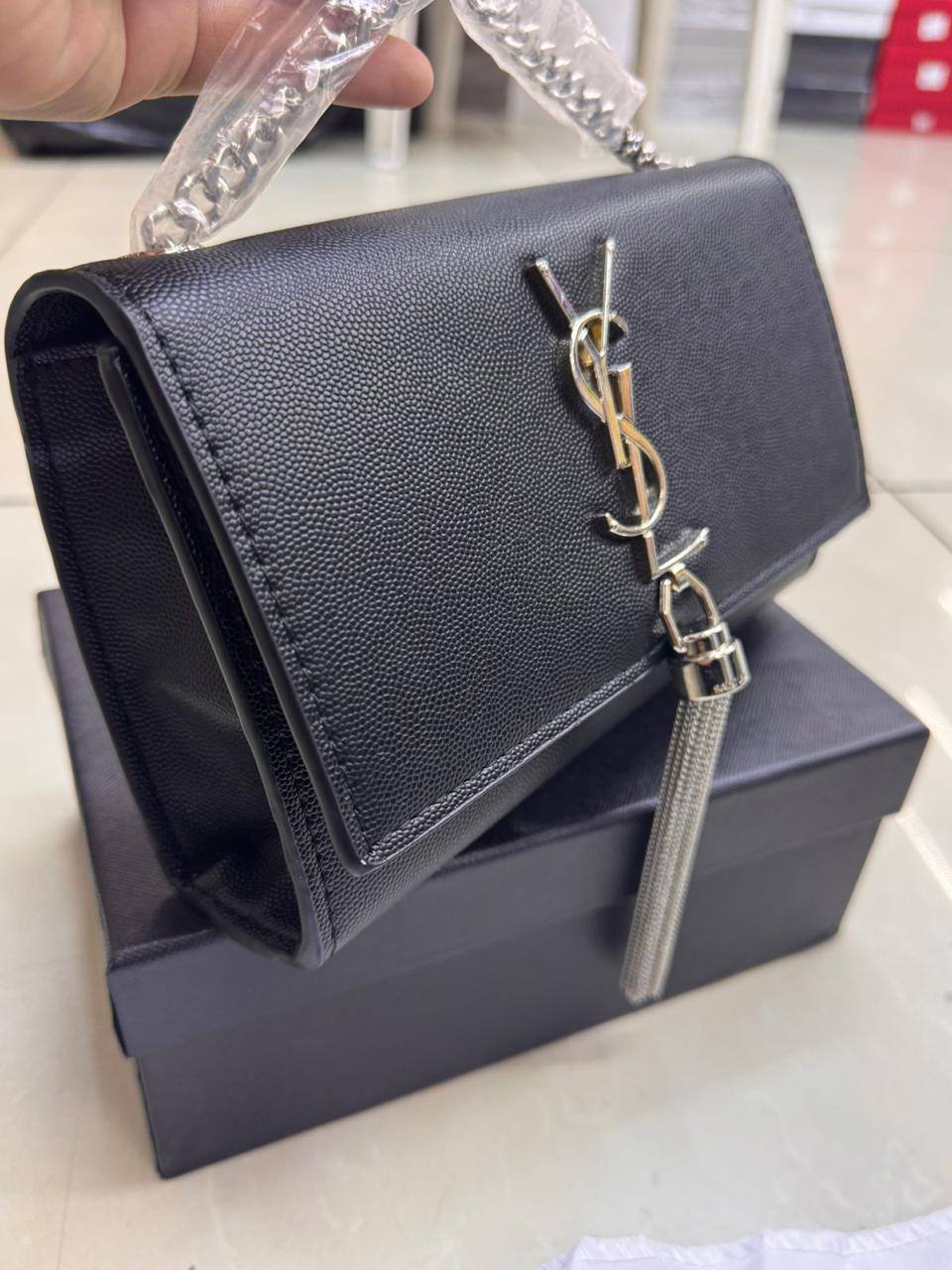🌿 Ysl Kate
1️⃣ Frist quality +🎁
Size : 22 * 14 cm
90 dhs❣️
with box 🎁

Zain115
♥️♥️♥️