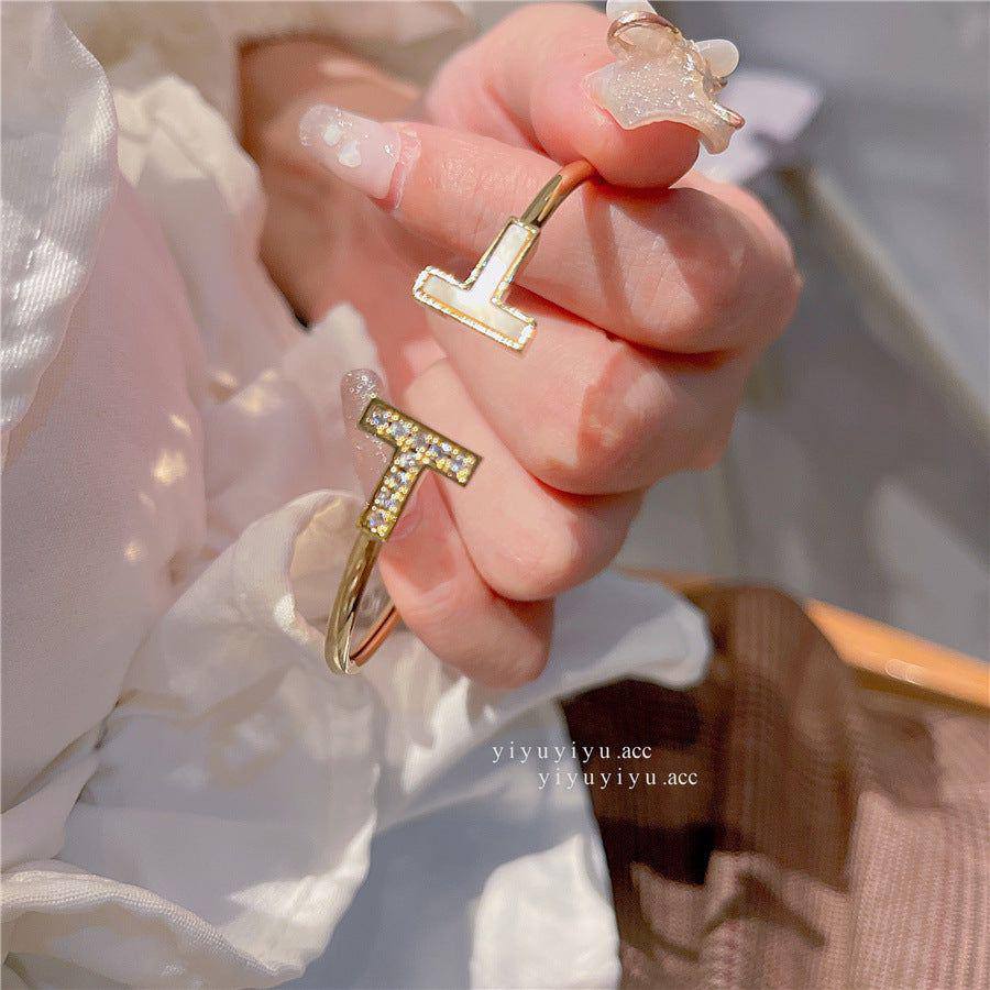 Tiffany ❤️‍🔥
Bangle ✨
*Master quality ✅*
With normal boxes 📦 
55 dhs💓
With master box 🗃️ 
85 dhs💓

Zain216
♥️♥️♥️
