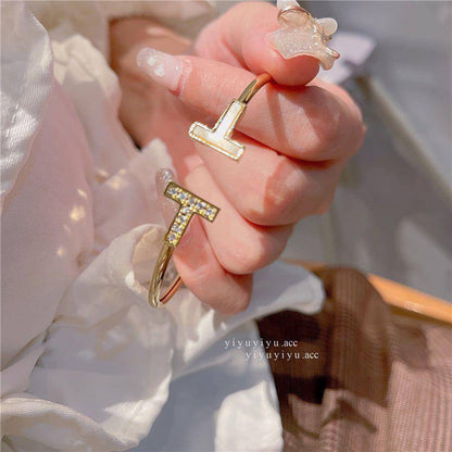 Tiffany ❤️‍🔥
Bangle ✨
*Master quality ✅*
With normal boxes 📦 
55 dhs💓
With master box 🗃️ 
85 dhs💓

Zain216
♥️♥️♥️