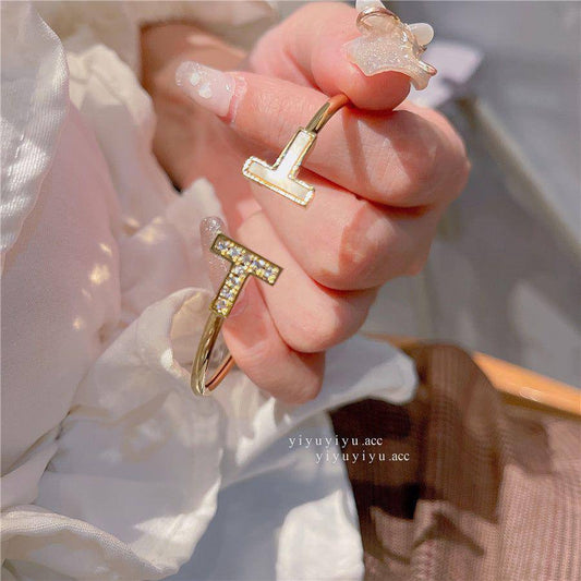 Tiffany ❤️‍🔥
Bangle ✨
*Master quality ✅*
With normal boxes 📦 
55 dhs💓
With master box 🗃️ 
85 dhs💓

Zain216
♥️♥️♥️