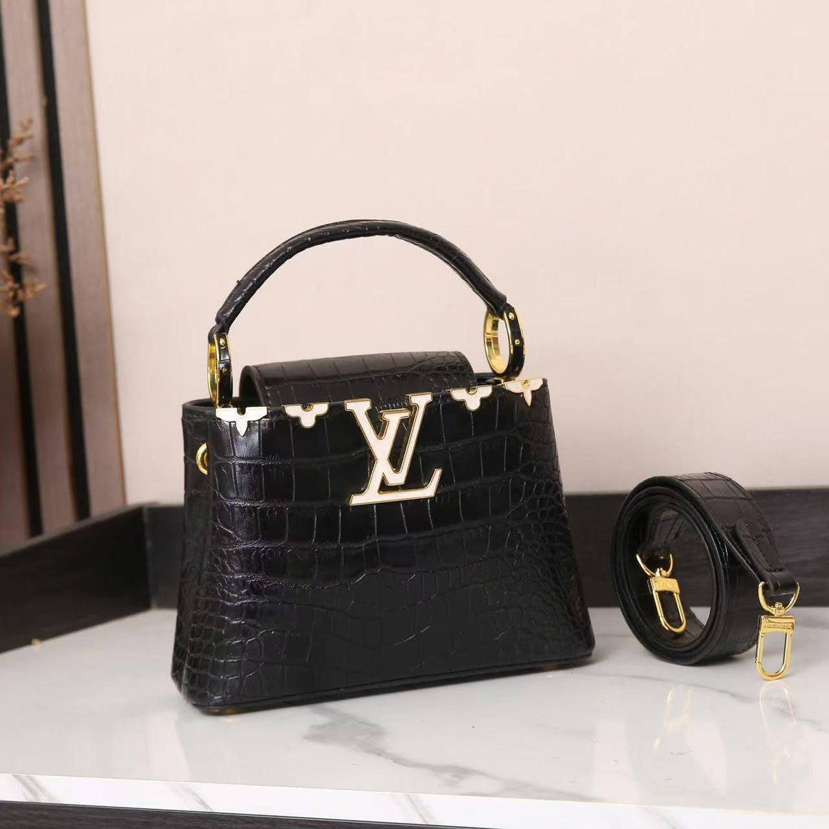 Loius vuittion

Good quality 

Size 20cm
100 dhs🇦🇪🇦🇪

With box 📦 
Zain70 
♥️♥️♥️
