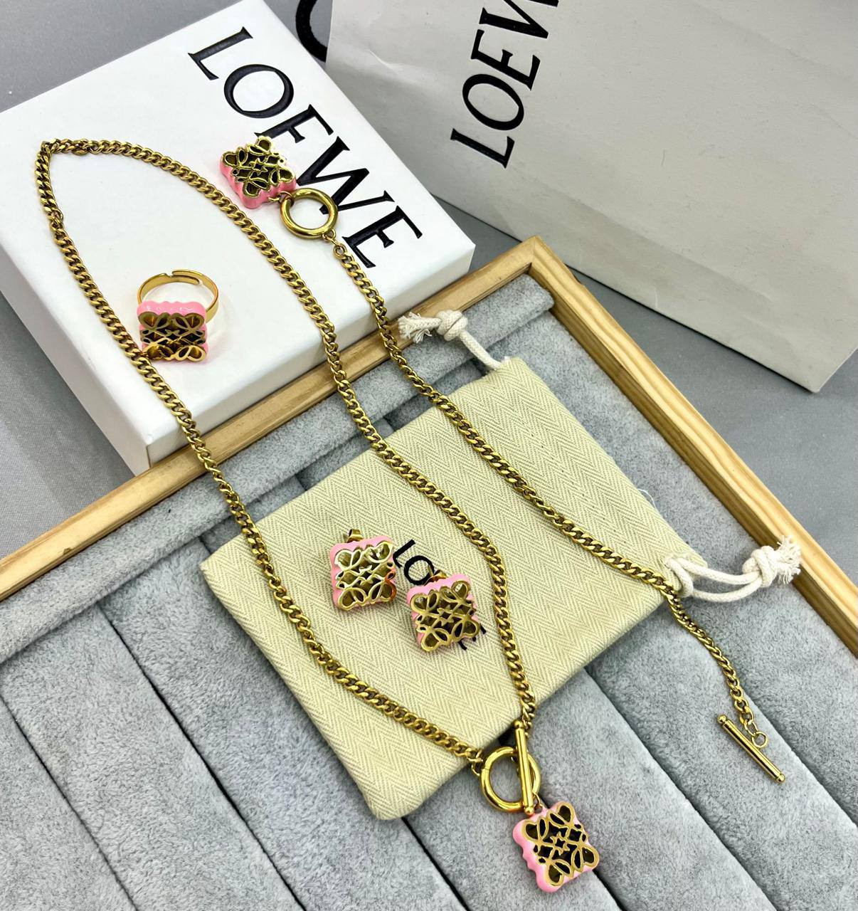 Stainless steel SET 💯*
Necklace ❤️‍🩹
Earring 🍁
Breslat ❣️
Ring free size 
With normal boxes 📦 
And paper bag 🛍️
45 dhs🇦🇪

Zain216
♥️♥️♥️