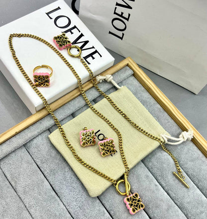 Stainless steel SET 💯*
Necklace ❤️‍🩹
Earring 🍁
Breslat ❣️
Ring free size 
With normal boxes 📦 
And paper bag 🛍️
45 dhs🇦🇪

Zain216
♥️♥️♥️