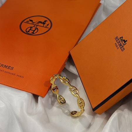 Hermes ❤️‍🔥*
Bangle 🦋
Master quality 💯
With normal boxes 🗃️ 
60 dhs✅
With master box 📦 
80 dhs✅

Zain216
♥️♥️♥️