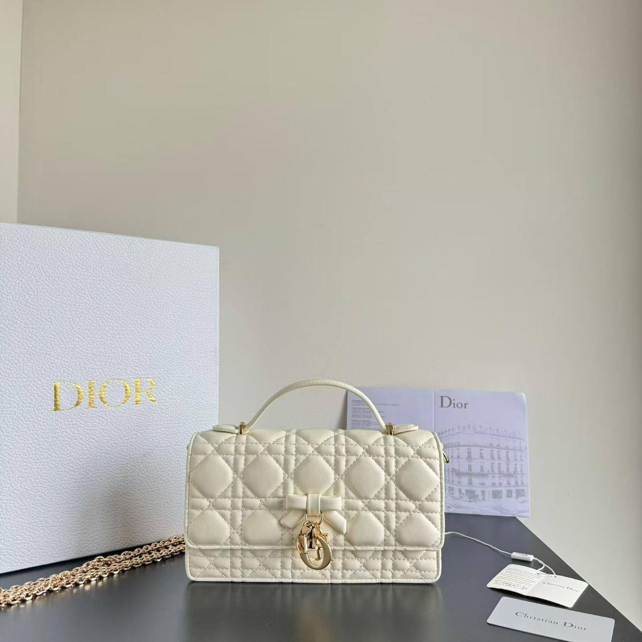 Dior
with box
master 
170 dhs✅

Zain44
♥️♥️♥️