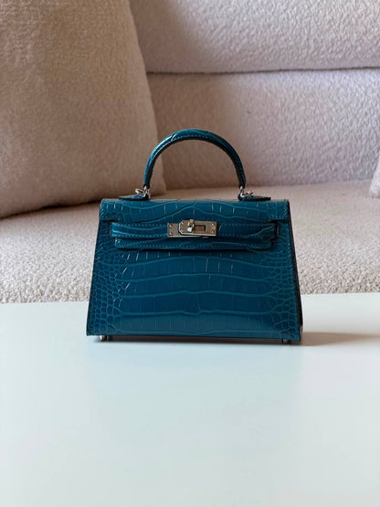 Hermes kelly croc 19cm💕master quality😍with box❤️
520 dhs💓

Zain52
♥️♥️♥️