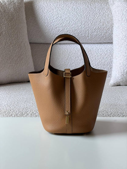 Hermes
picotin 18cm💥Master quality ✅

with box📦

340 dhs✅

Zain52
♥️♥️♥️
