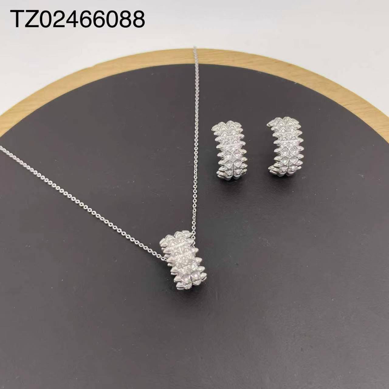 SET
Necklace 🔥
Earring 🐦‍🔥
good quality 💯
With brand boxes 🗃️ 
Paper bag 🛍️
40 dhs✅

Zain216
♥️♥️♥️