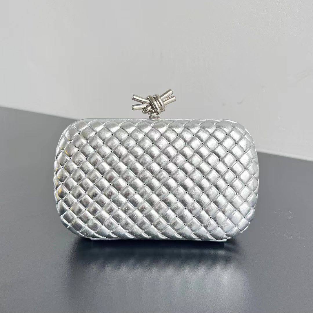 Bottega Veneta Knot Minaudière Clutch in Intreccio Mirror Leather✅*
*Size 19 cm*
For Price 👇 WhatsApp✅
0568585901 
0507557372
0552275751 Owner Zain 👌

Zain274
♥️♥️♥️