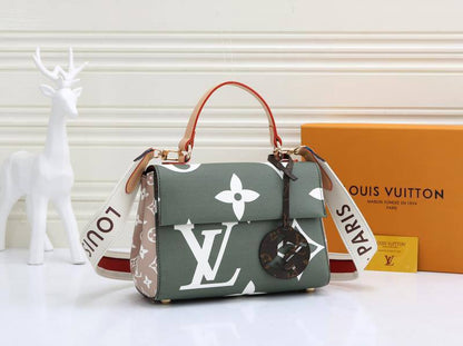 LV

With box
🎁🎁🎁

 90 dhs💓

Zain137
♥️♥️♥️