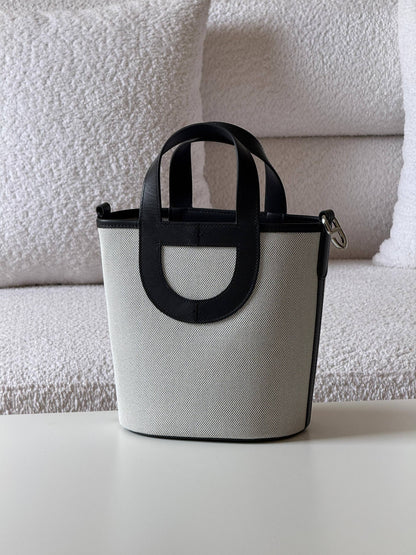 Hermes
picotin 18cm💕master quality😍with box❤️
350 dhs❤️💚❤️

Zain52
♥️♥️♥️