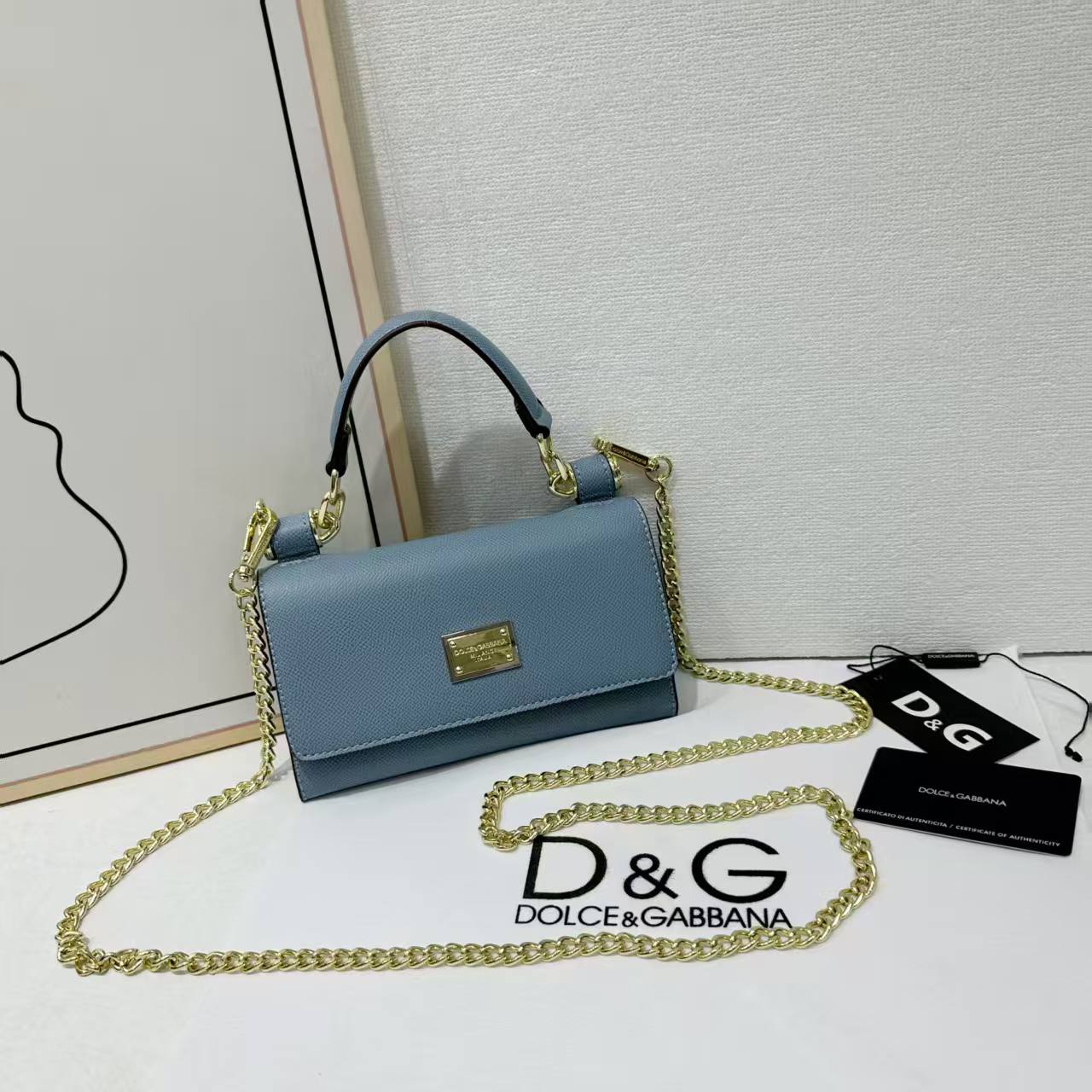 D&G

Best quality 
with box
100 dhs🇦🇪

size19CM

Zain290
♥️♥️♥️