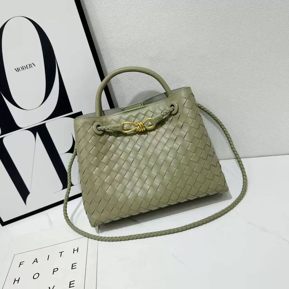 BOTTEGA 
GOOD QUALITY 
WITH BOX 
120 dhs💛
Size: 25cm

Zain295
♥️♥️♥️