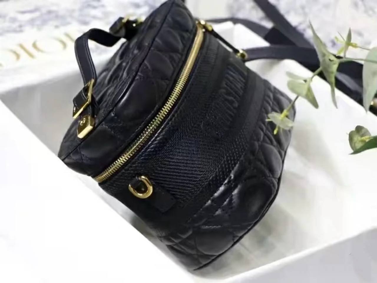 DIOR 
HIGH QUALITY 
WITH BOX 
150 dhs✅

Zain39
♥️♥️♥️