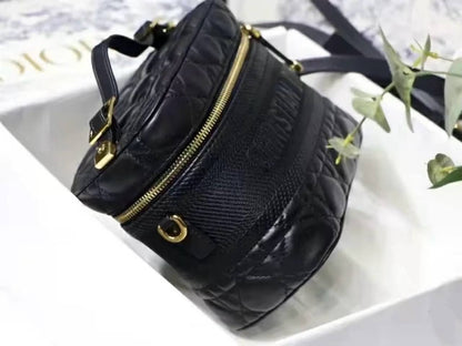 DIOR 
HIGH QUALITY 
WITH BOX 
150 dhs✅

Zain39
♥️♥️♥️
