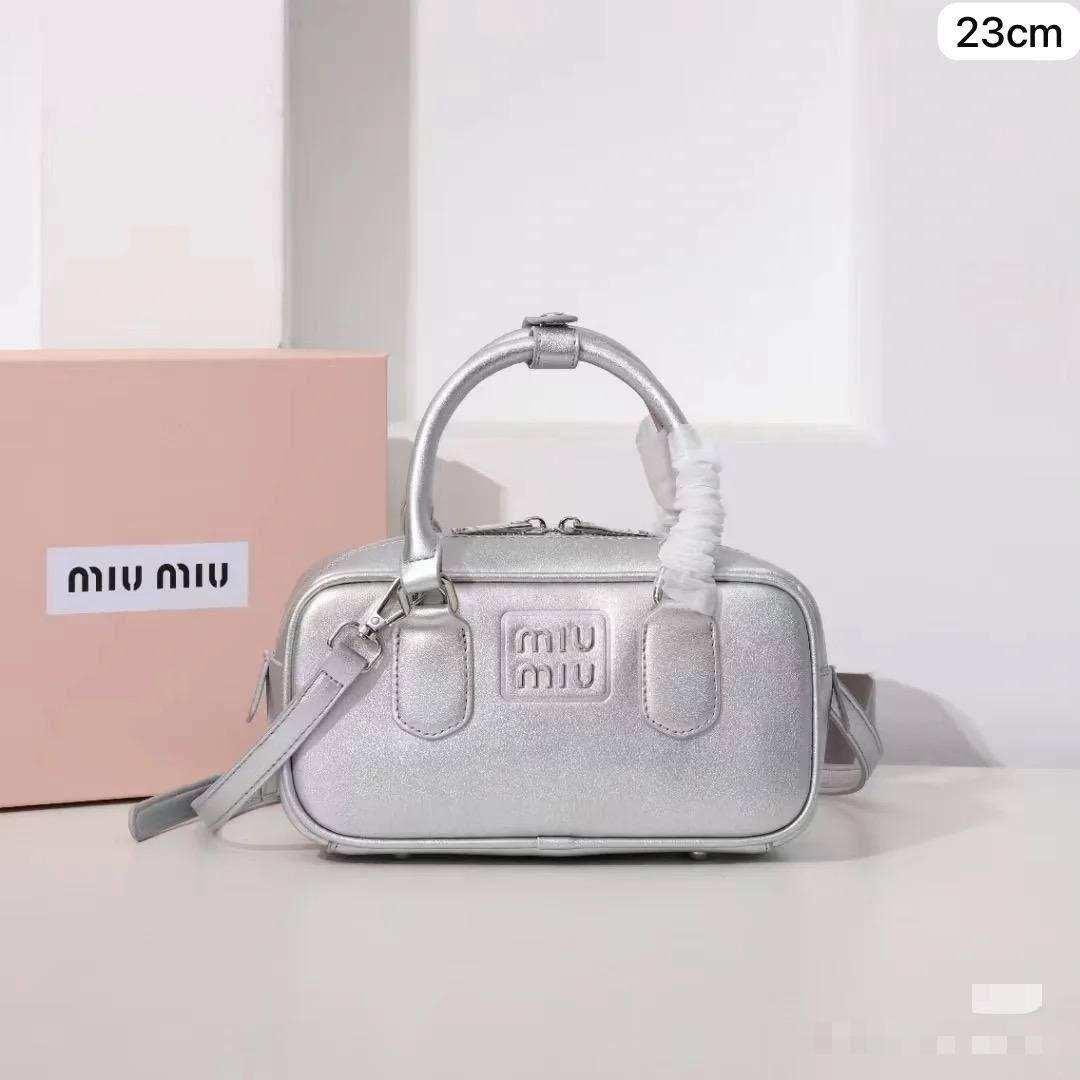 🌷 Miumiu
1⃣️ First quality +🎁
Size : 23 * 8 * 11 cm
85 dhs✅
with box🎁

Zain115
♥️♥️♥️