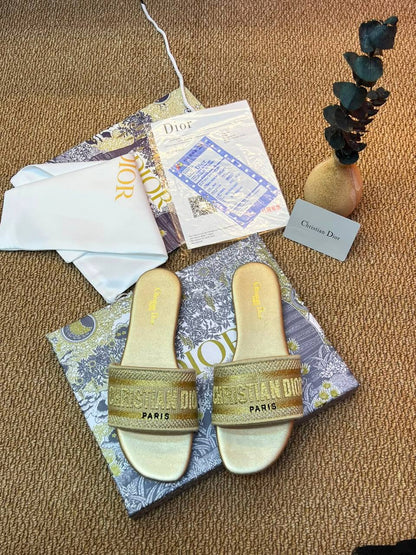 Christian Dior
Size 36 to 41
80 dhs💓

Zain236
♥️♥️♥️