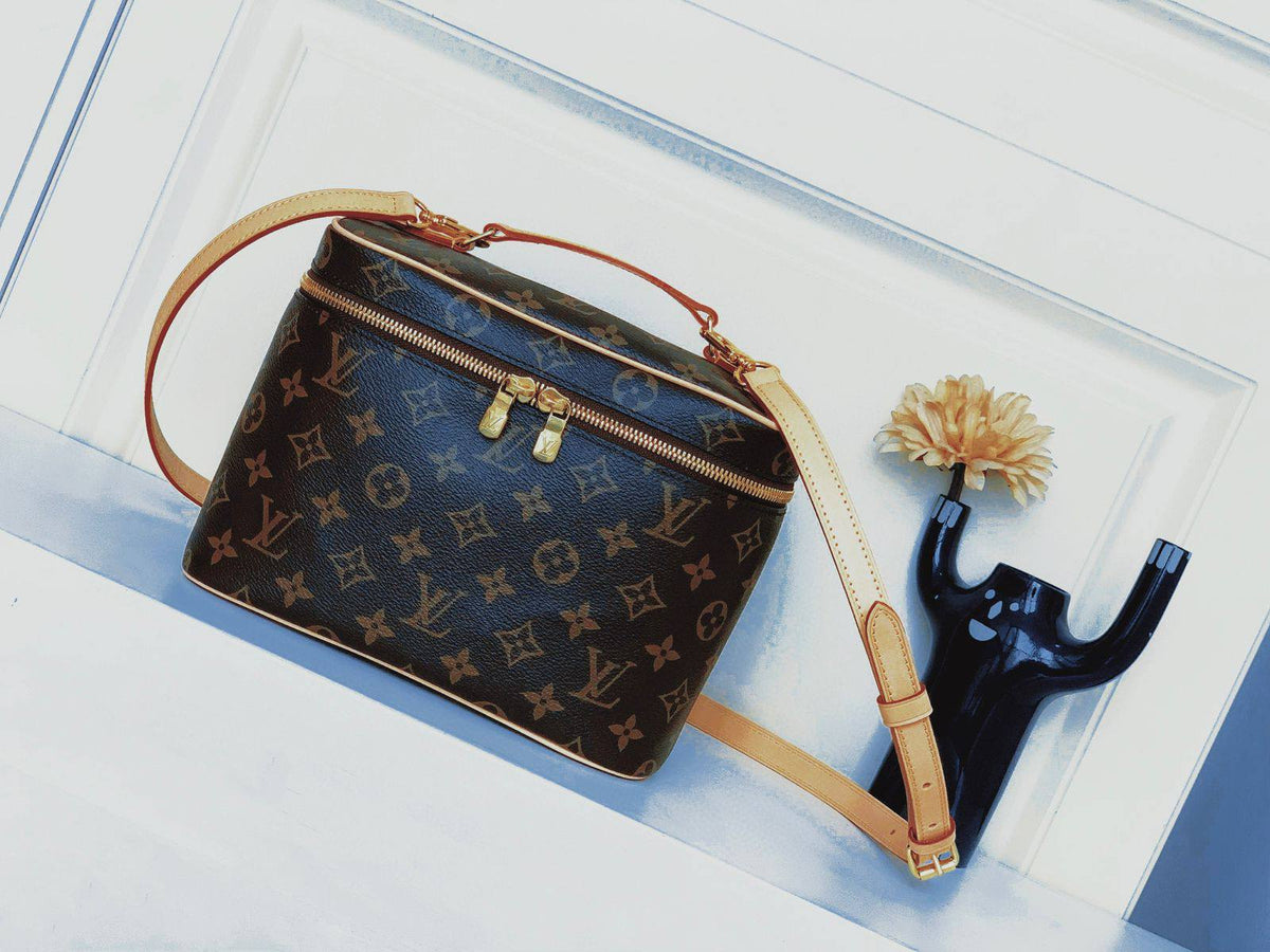 LOUIS VUITTON

 NEW CAME

 GOOD QUALITY 
WITH BOX 

BIG SIZE         105 dhs
MEDUIM SIZE 100 dhs
SMALL SIZE  95 dhs 


Zain39
Zain295
♥️♥️♥️