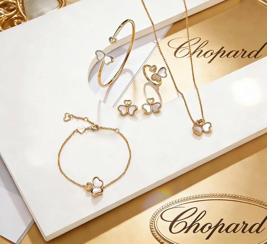 Chopard set 
✨💫
NECKLACE
BANGLE
 EARRING
RING
180 DHS✅
WITH BOX And Paper BAG
🎁🛍️

Zain89
♥️♥️♥️