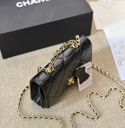 CHANEL

 NEW CAME GOOD QUALITY 
WITH BOX 
🎁🎁🎁

100 dhs🌺

Zain39
♥️♥️♥️