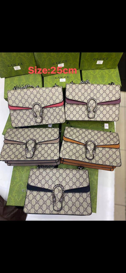 Gucci 
Good quality 
Size 25cm
100 dhs💛
With box 📦

Zain70
♥️♥️♥️