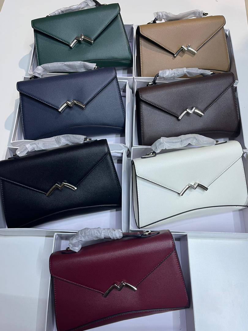 Moynat

90 dhs

with box
🎁🎁🎁

size 26×5×17cm

Zain213
♥️♥️♥️