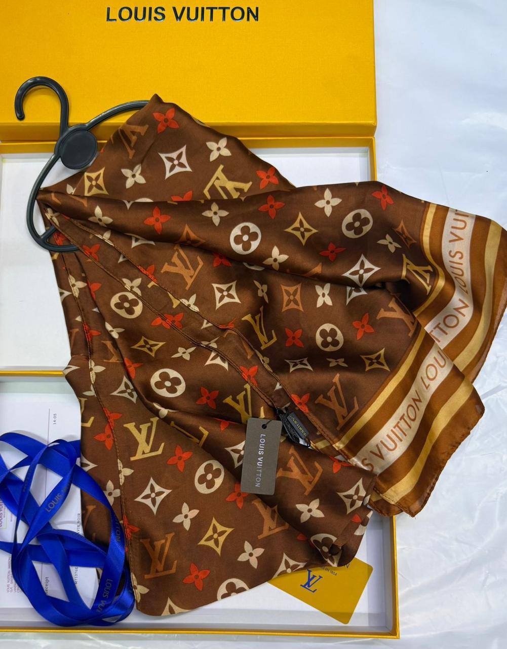 LV - Gucci
Silk scarf 
40 dhs✅
55 dhs✅ 

with box🎁🎁🎁

Zain93
♥️♥️♥️