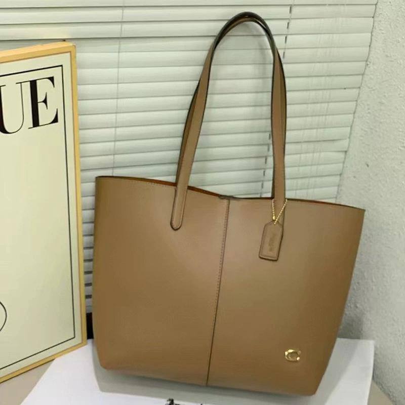 Lacoste
45 dhs🪙🖤
size 43×28×12cm

Zain42
♥️♥️♥️